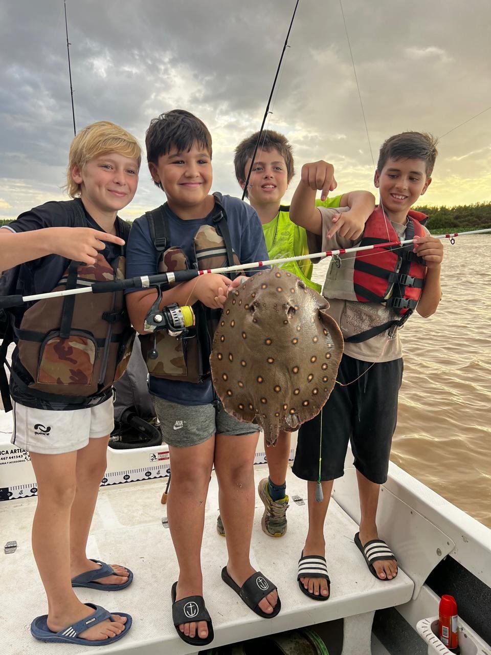Chicos disfrutando de una jornada de pesca en el río Paraná