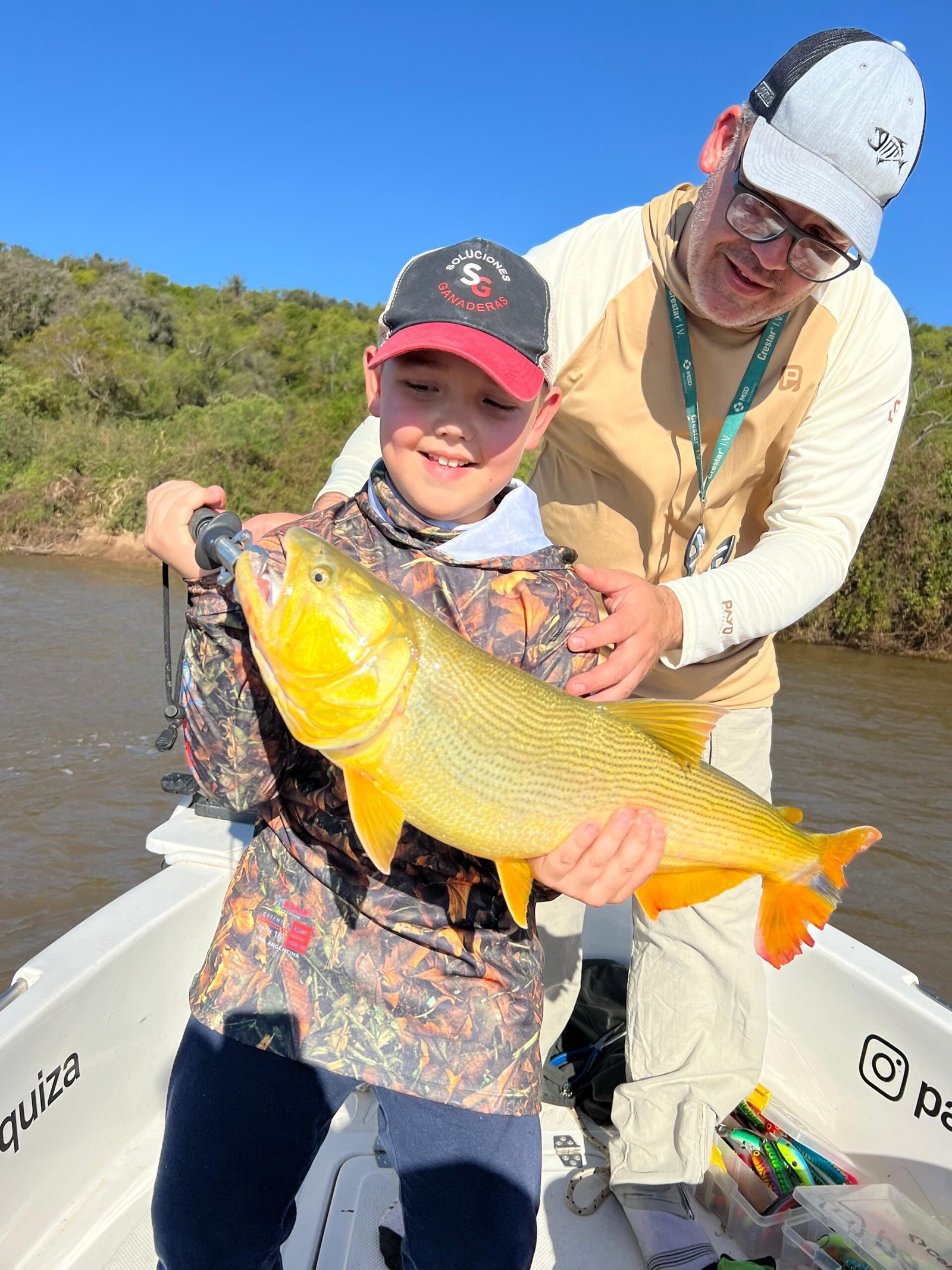 Padre e hijo pescando un dorado en Villa Urquiza Entre Ríos