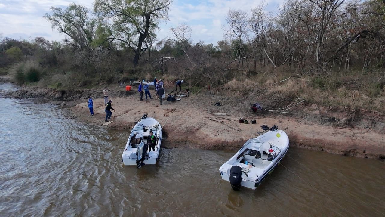 Embarcaciones de pesca junto a una isla del río Paraná cerca de Villa Urquiza