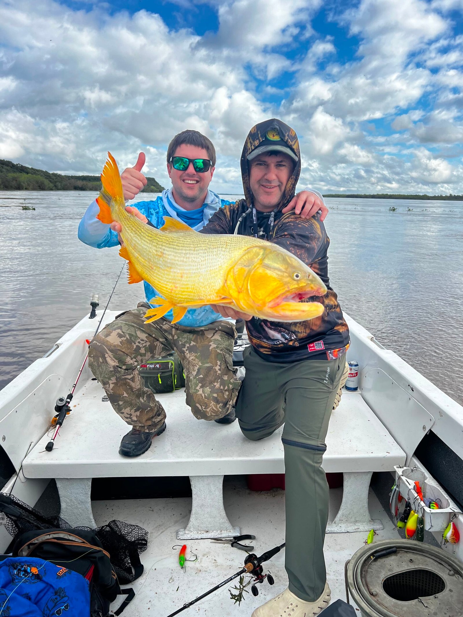 Pescadores con un gran dorado durante una jornada de pesca en Villa Urquiza Entre Ríos