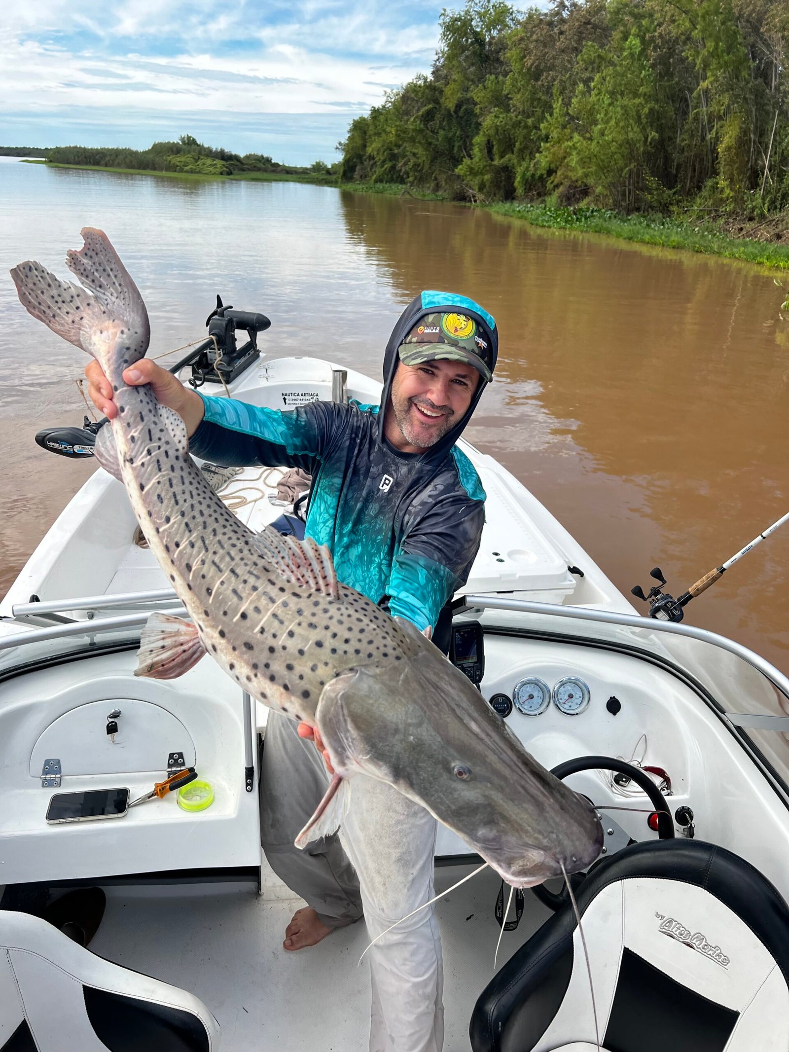 Jornada de pesca embarcada en el río Paraná con surubí