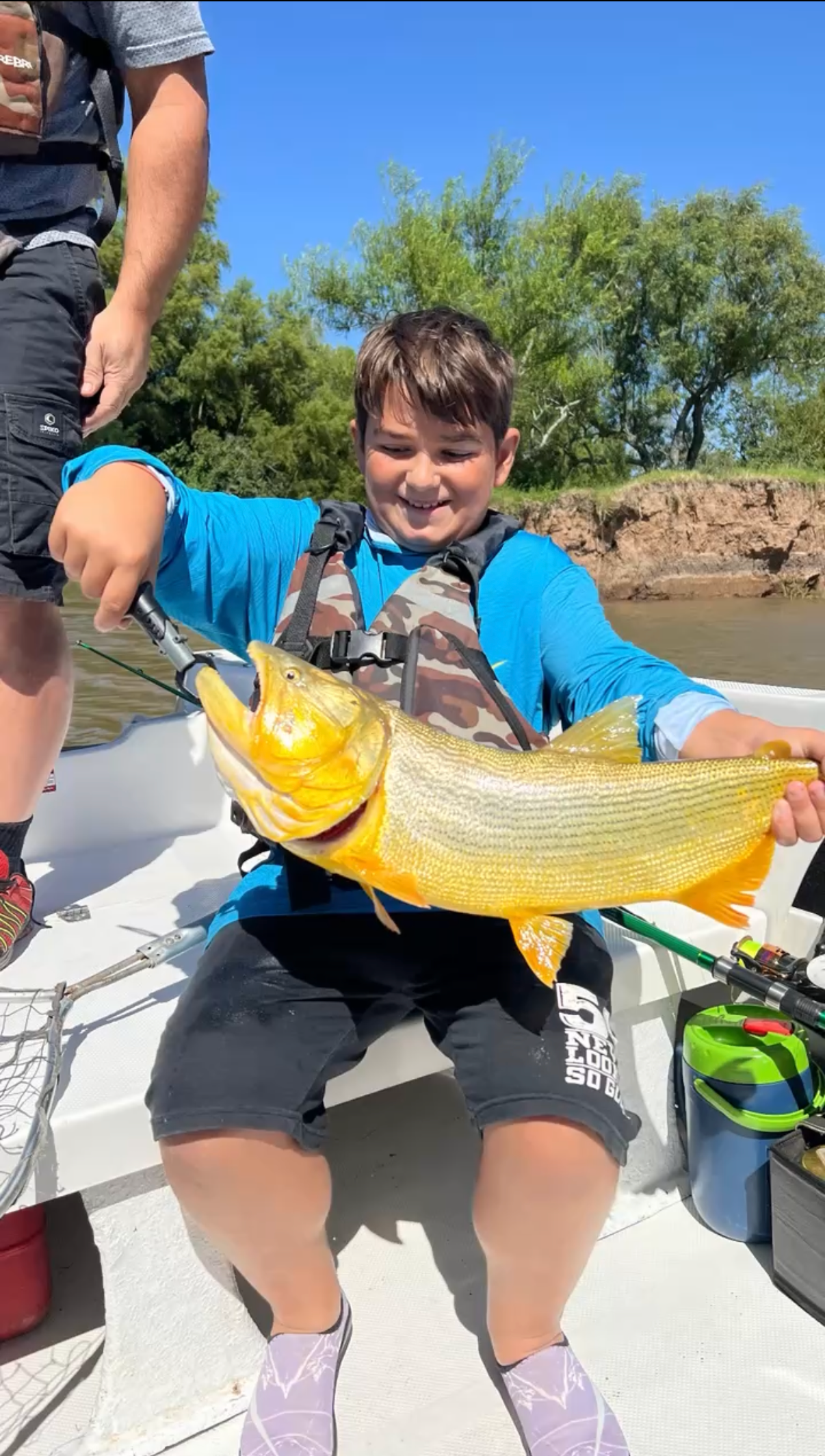 Niño pescando un dorado en Villa Urquiza
