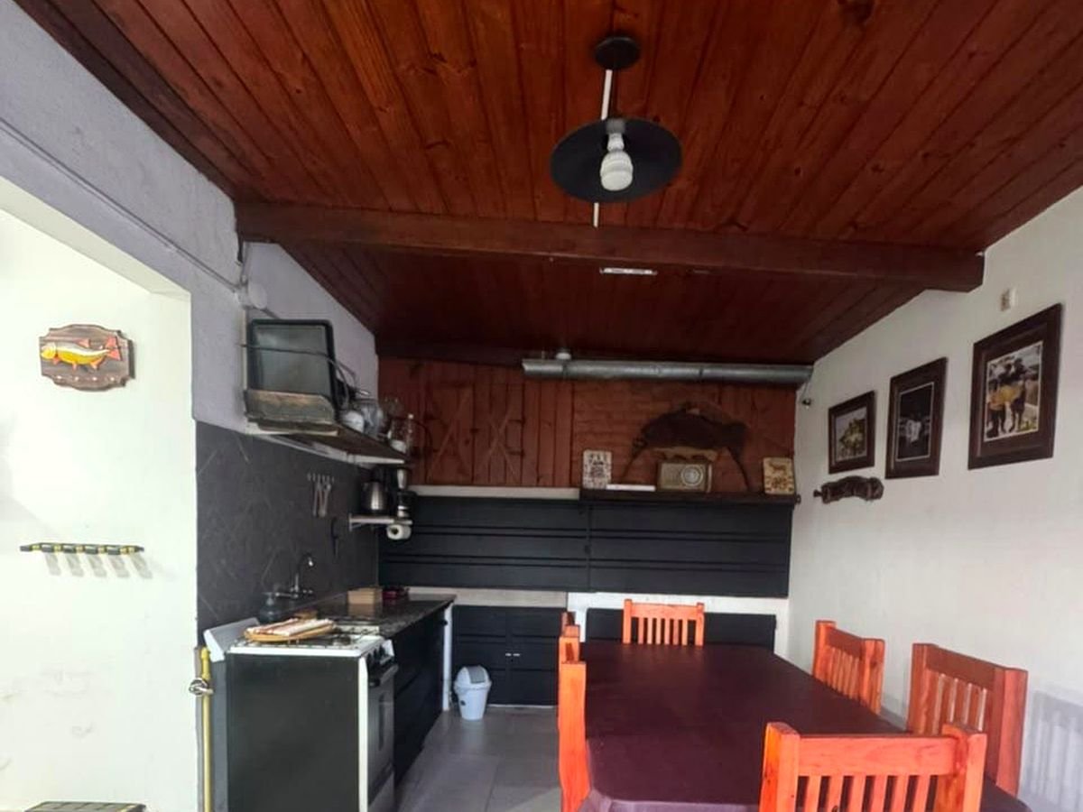 Comedor y cocina de Palito Lodge de Pesca en Villa Urquiza